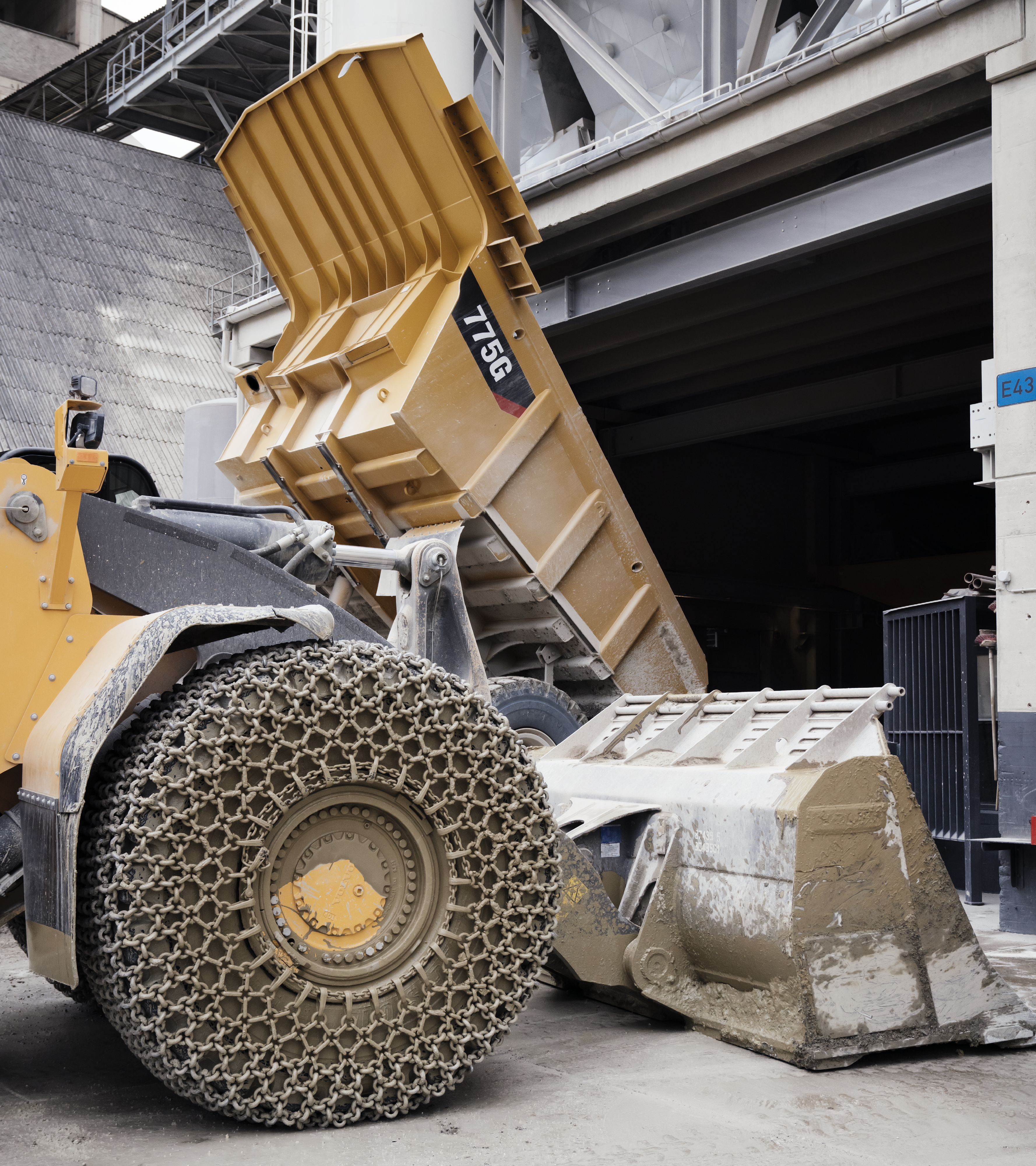 Große Baumaschinen, die bei der Herstellung von Zement eingesetzt werden.